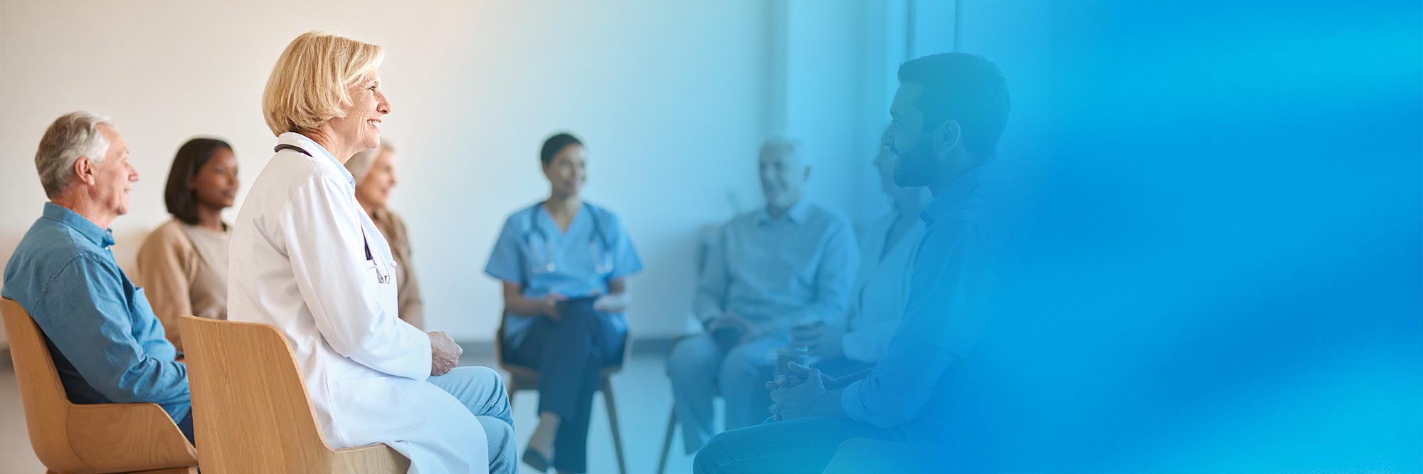 Eine Therapiegruppe im Gespräch mit einer Ärztin