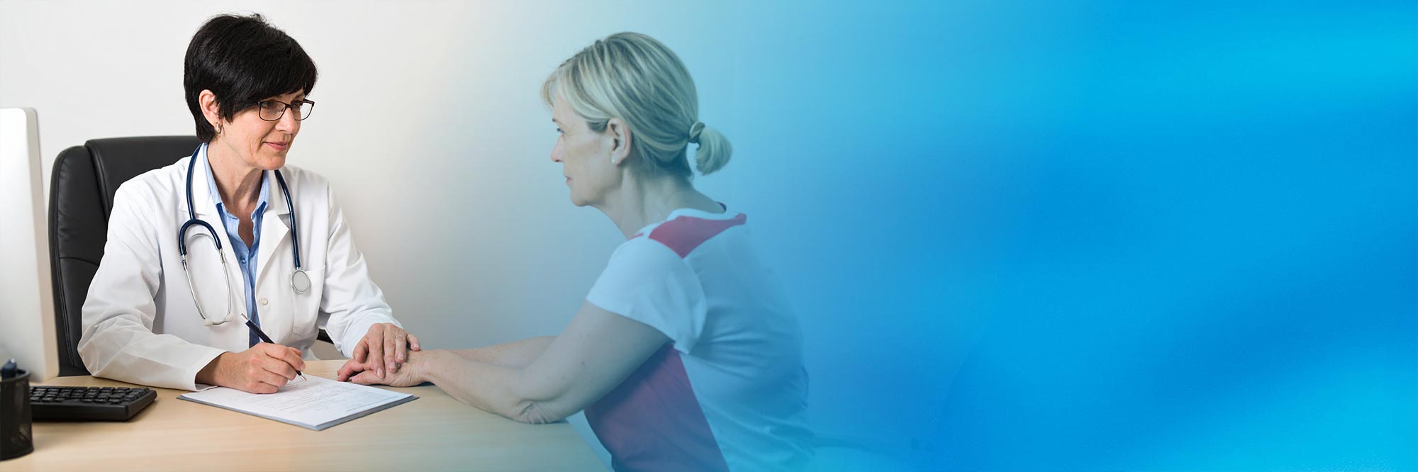 Eine Ärztin im Gespräch mit einer Patientin. Das Bild hat einen Verlauf in eine blaue Farbe