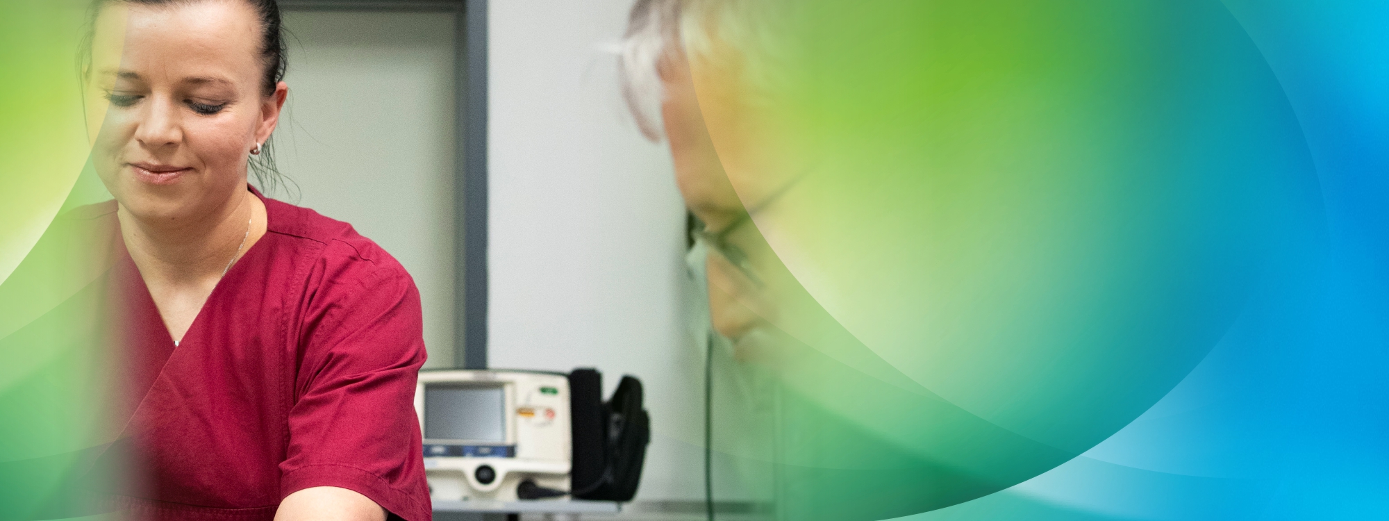 Aufnahmesituation eines Kindes in Begleitung ihres Vaters mit einer Ärztin des Kreiskrankenhauses Prenzlau
