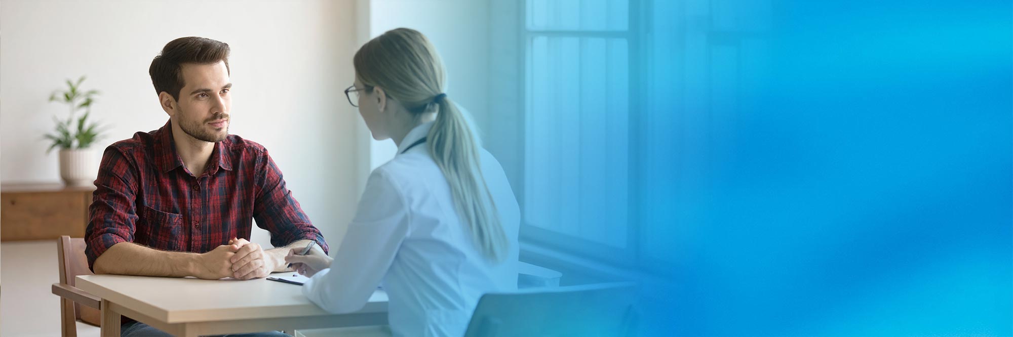 Eine Ärztin führt ein therapeutisches Gespräch mit einem Patienten