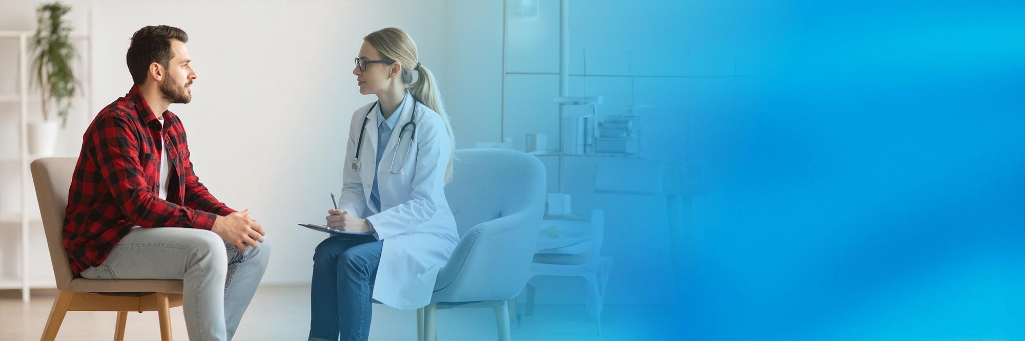 Eine Ärztin führt ein therapeutisches Gespräch mit einem Patienten