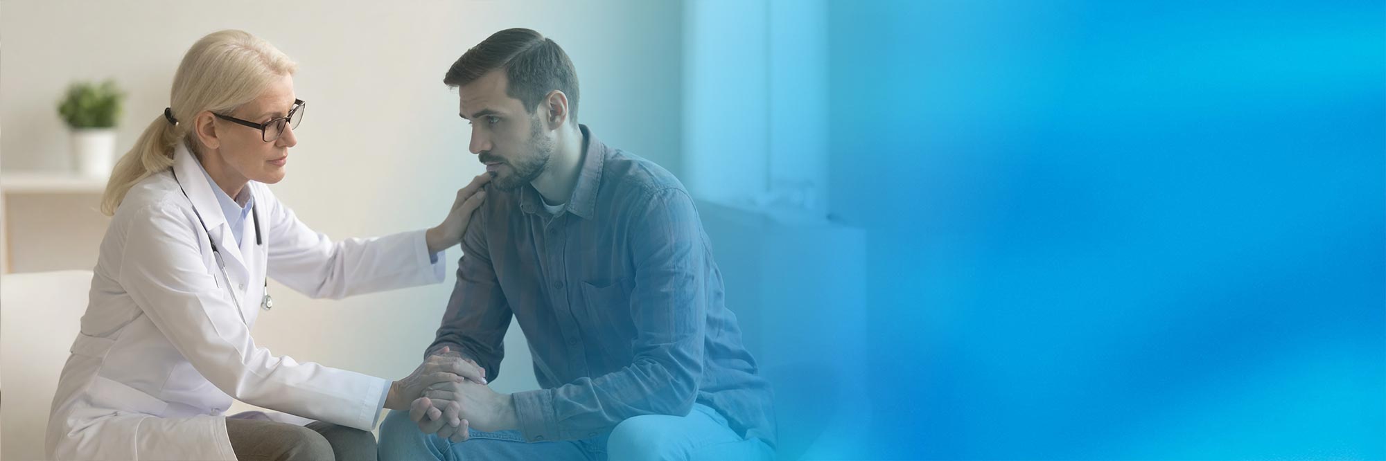 Eine Ärztin führt ein therapeutisches Gespräch mit einem Patienten