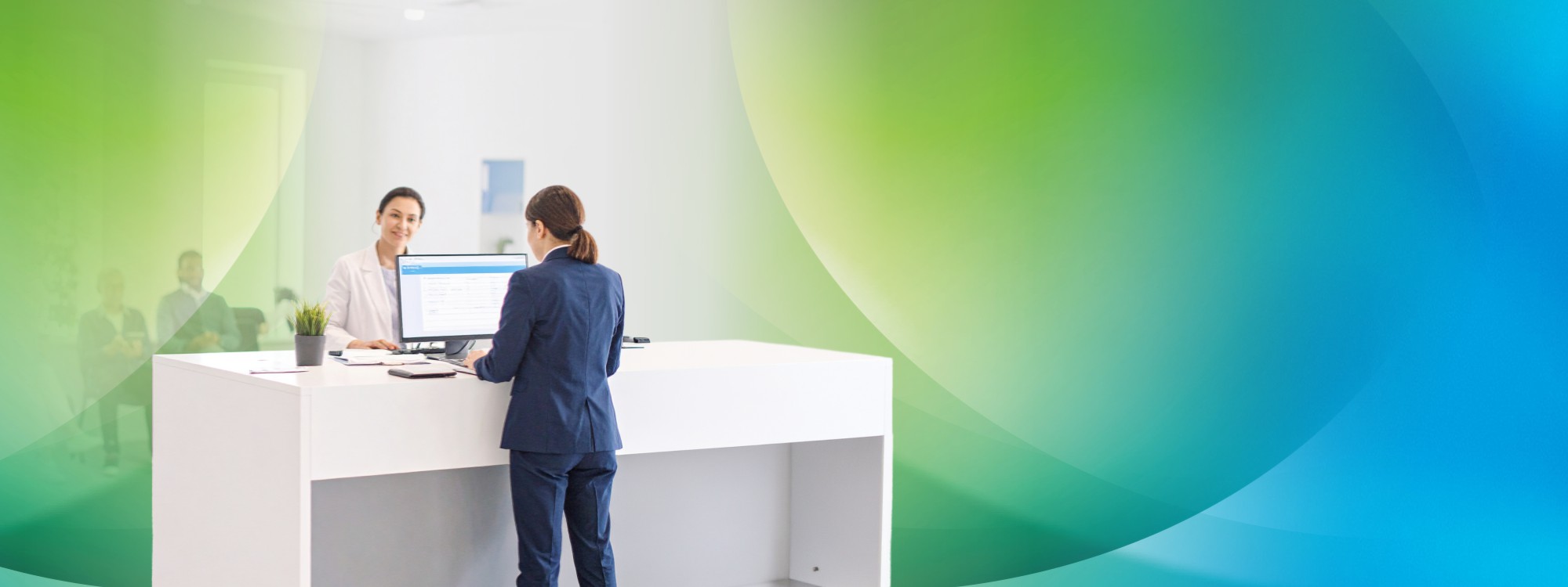 Aufnahmesituation eines Kindes in Begleitung ihres Vaters mit einer Ärztin des Kreiskrankenhauses Prenzlau