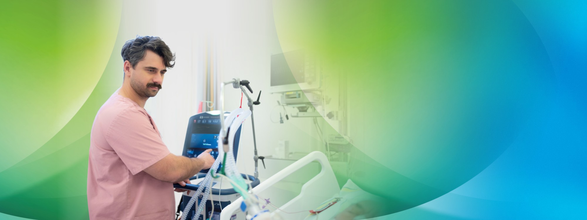 Aufnahmesituation eines Kindes in Begleitung ihres Vaters mit einer Ärztin des Kreiskrankenhauses Prenzlau