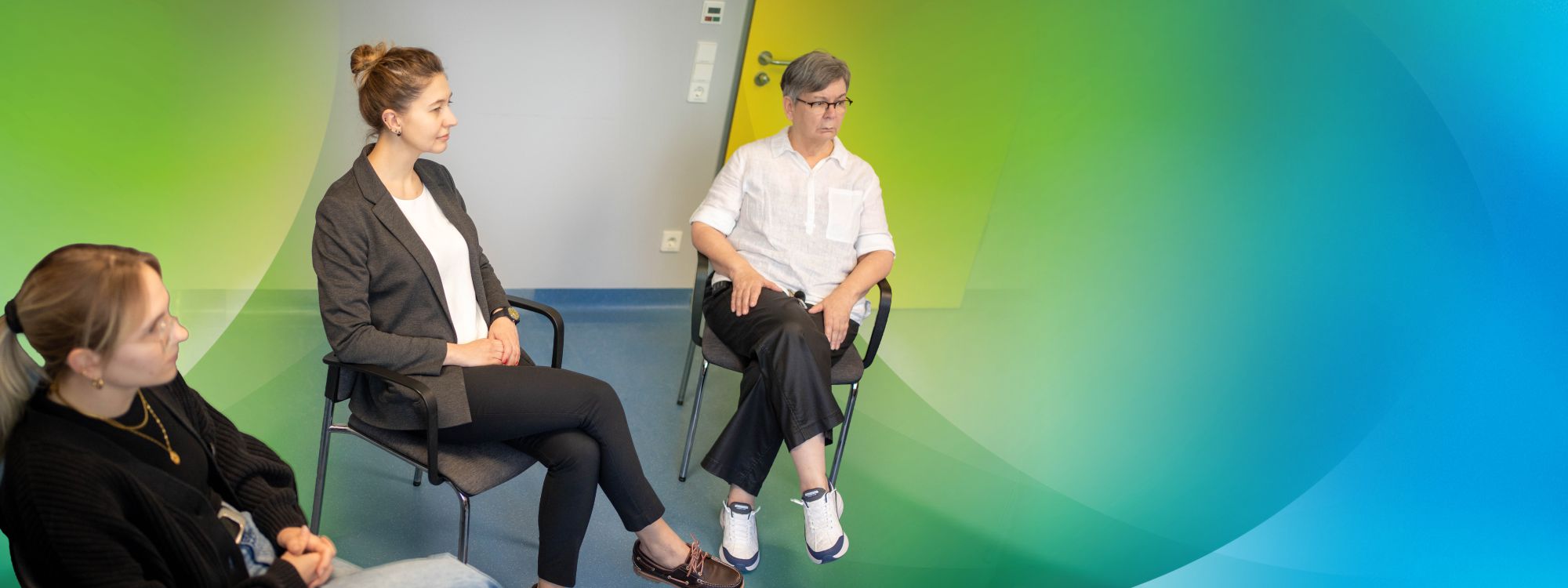 Eine Therapiegruppe im Gespräch mit einer Ärztin