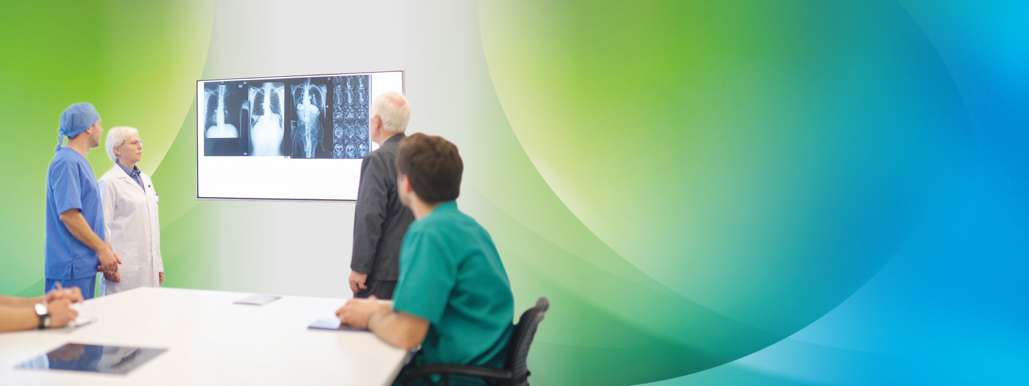 Aufnahmesituation eines Kindes in Begleitung ihres Vaters mit einer Ärztin des Kreiskrankenhauses Prenzlau