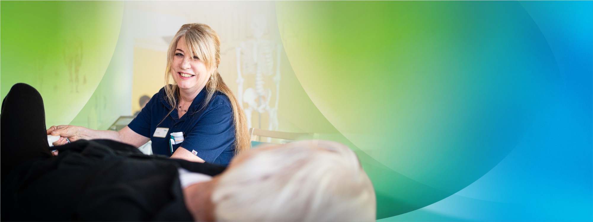 Aufnahmesituation eines Kindes in Begleitung ihres Vaters mit einer Ärztin des Kreiskrankenhauses Prenzlau