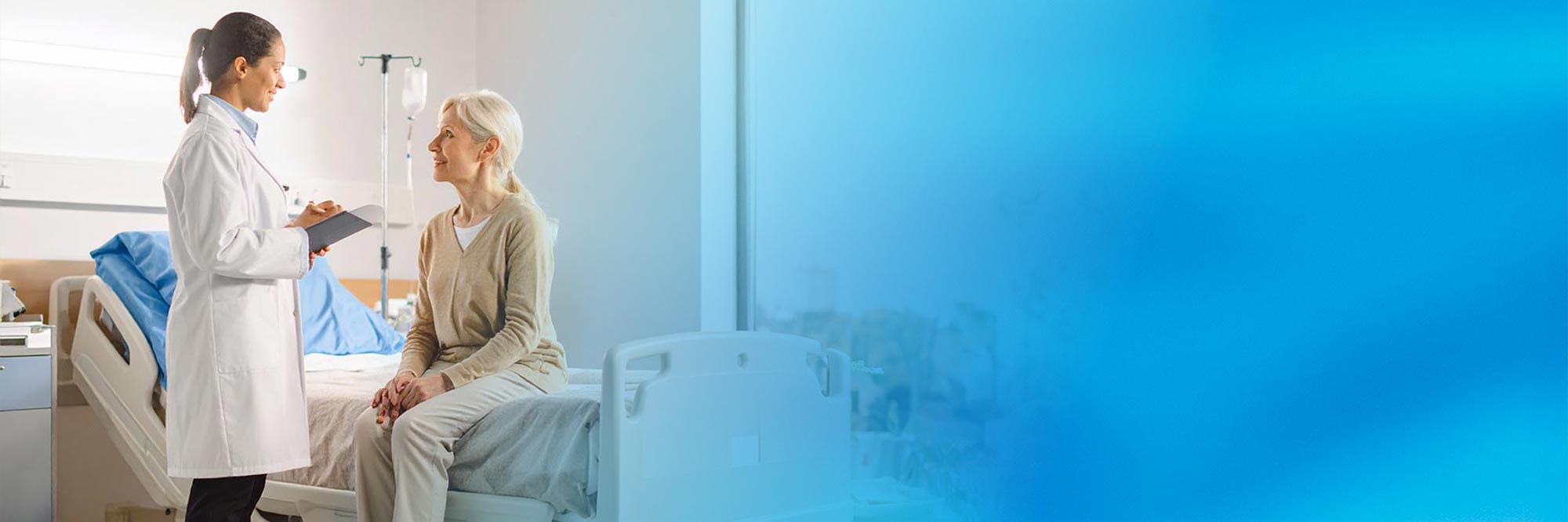 Aufnahmesituation eines Kindes in Begleitung ihres Vaters mit einer Ärztin des Kreiskrankenhauses Prenzlau