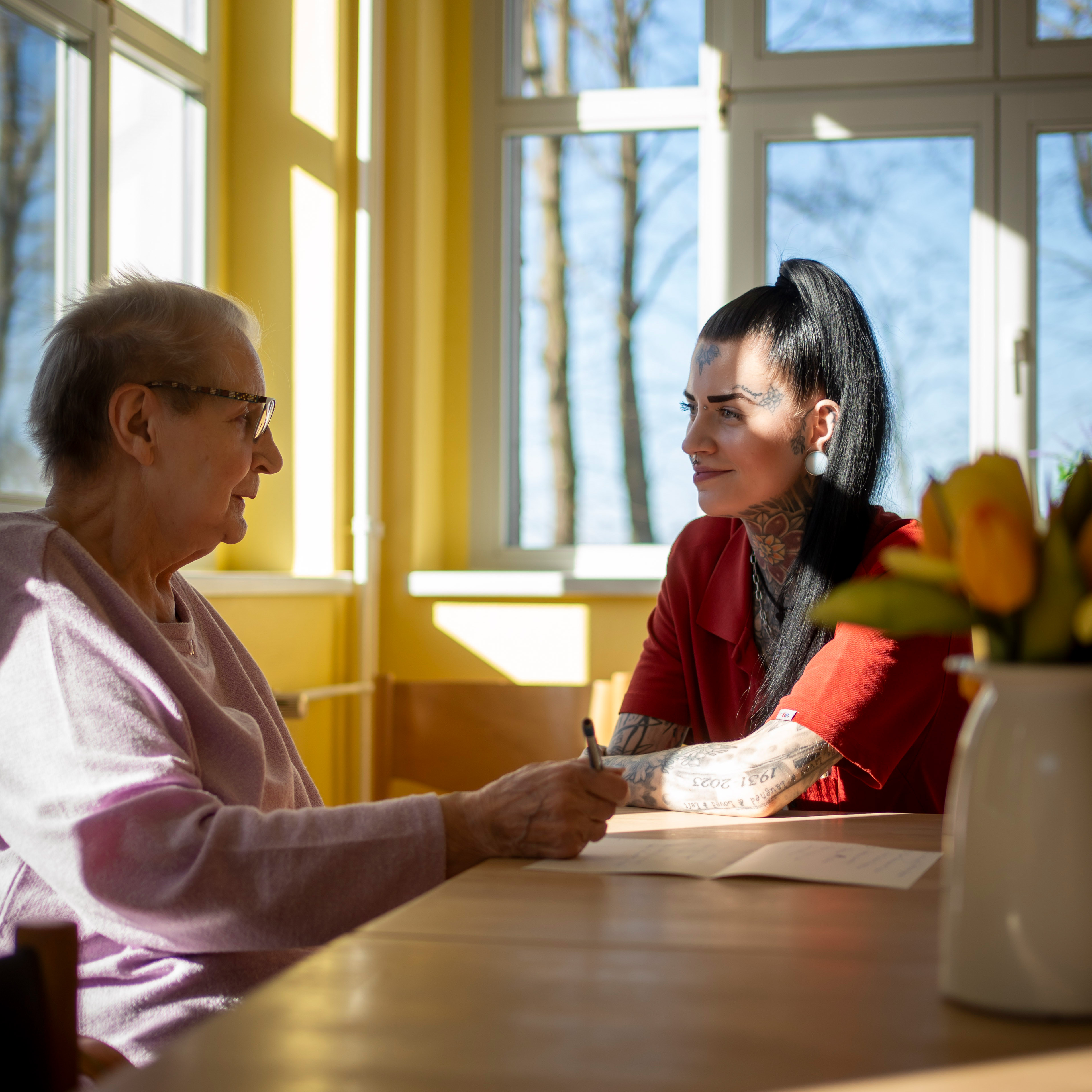 Logopädin bei einer Sprachübung mit einem Patienten.