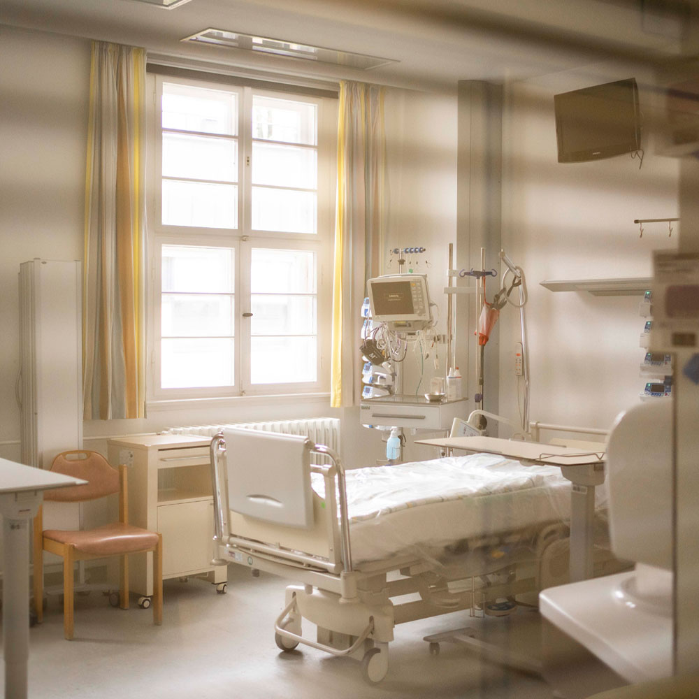 Blick in einen hellen Krankenhauskonsultationsraum