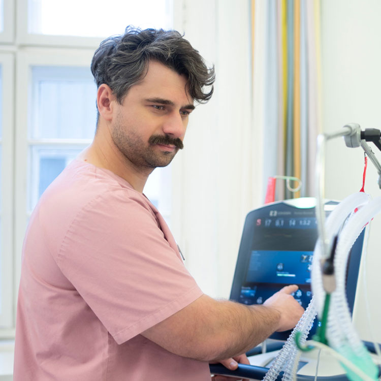 Blick in einen hellen Krankenhauskonsultationsraum