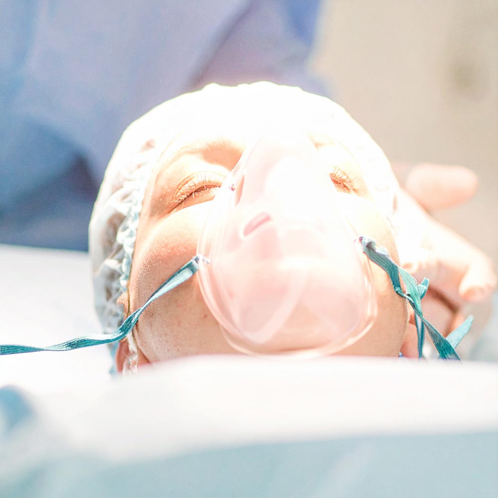 Blick in einen hellen Krankenhauskonsultationsraum