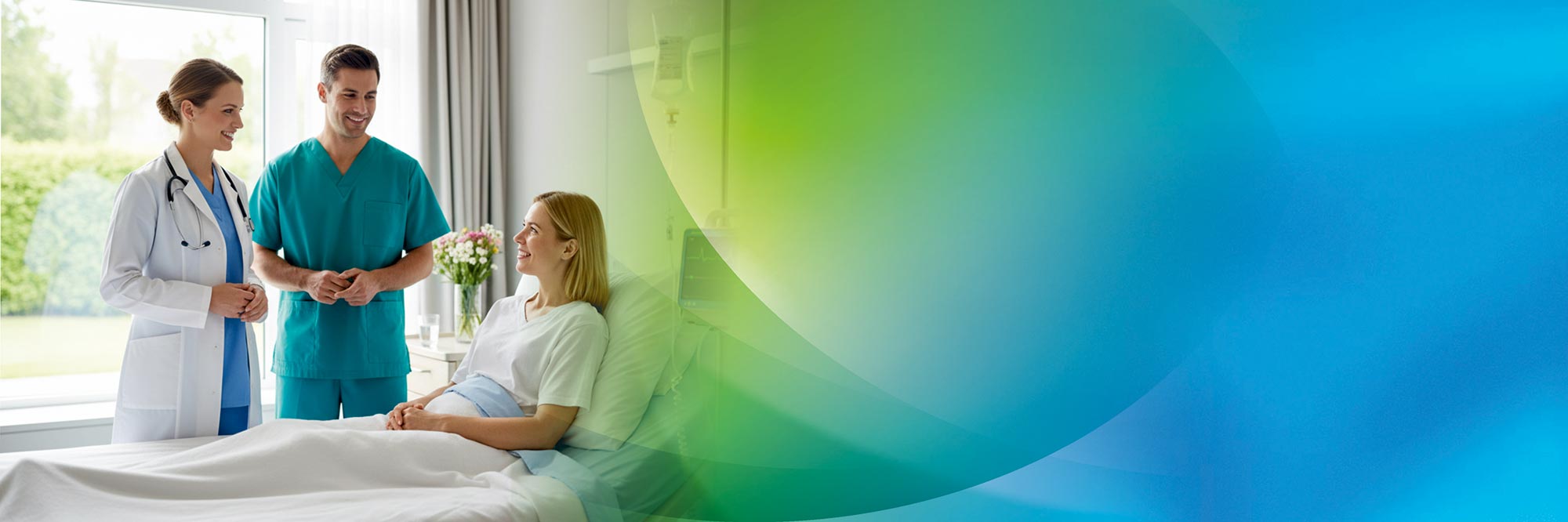 Zwei Pflegekräfte und eine Patientin lächeln in einem hellen Patientenzimmer.