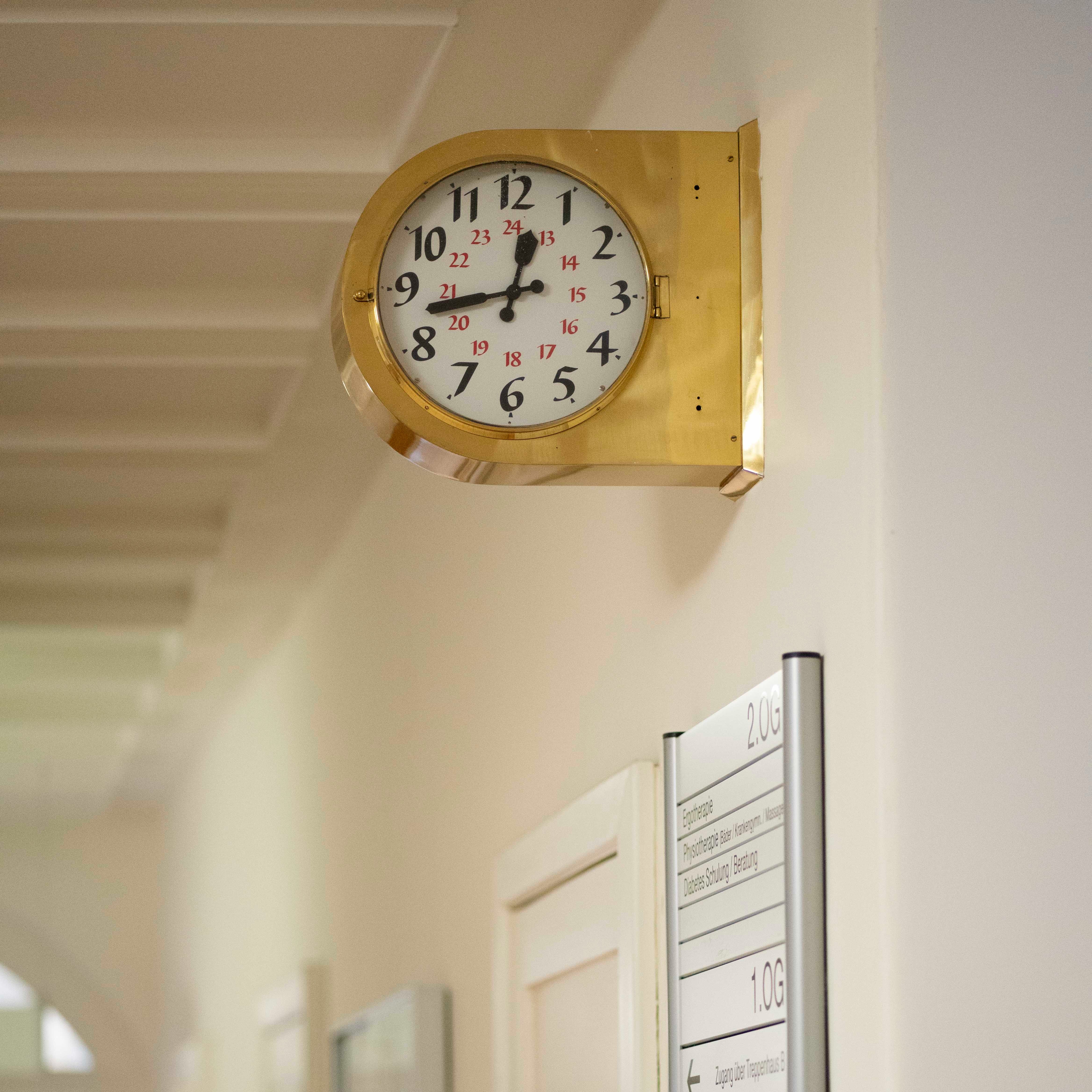 Besucher im Patientenzimmer