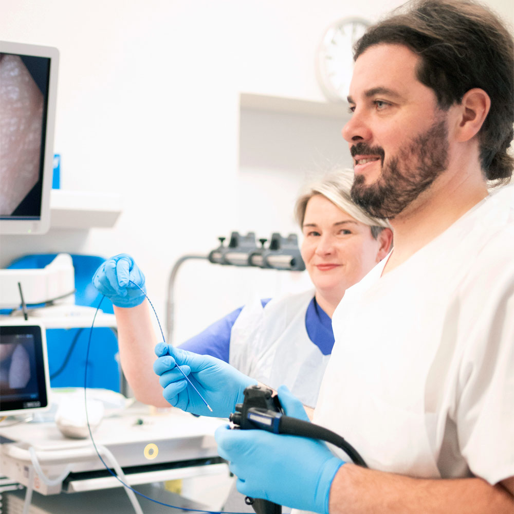 Blick in einen hellen Krankenhauskonsultationsraum