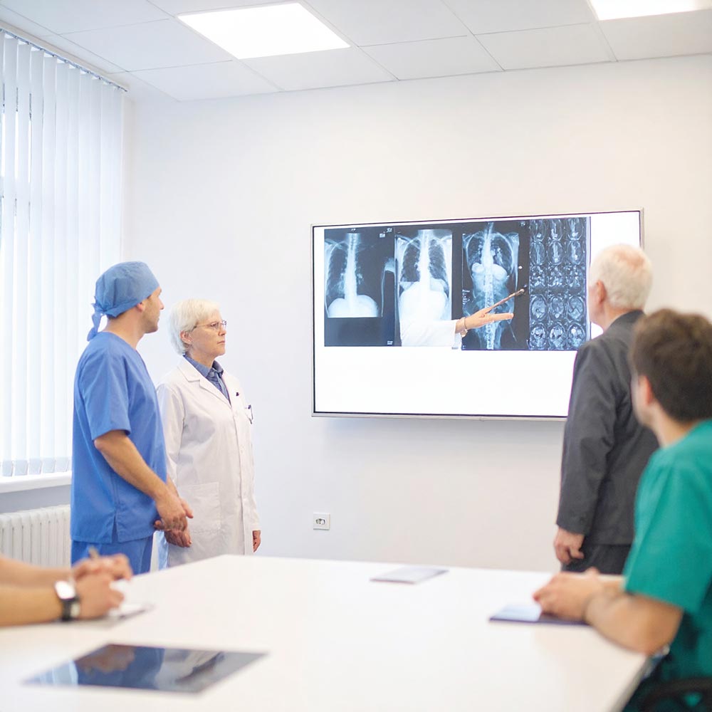 Blick in einen hellen Krankenhauskonsultationsraum