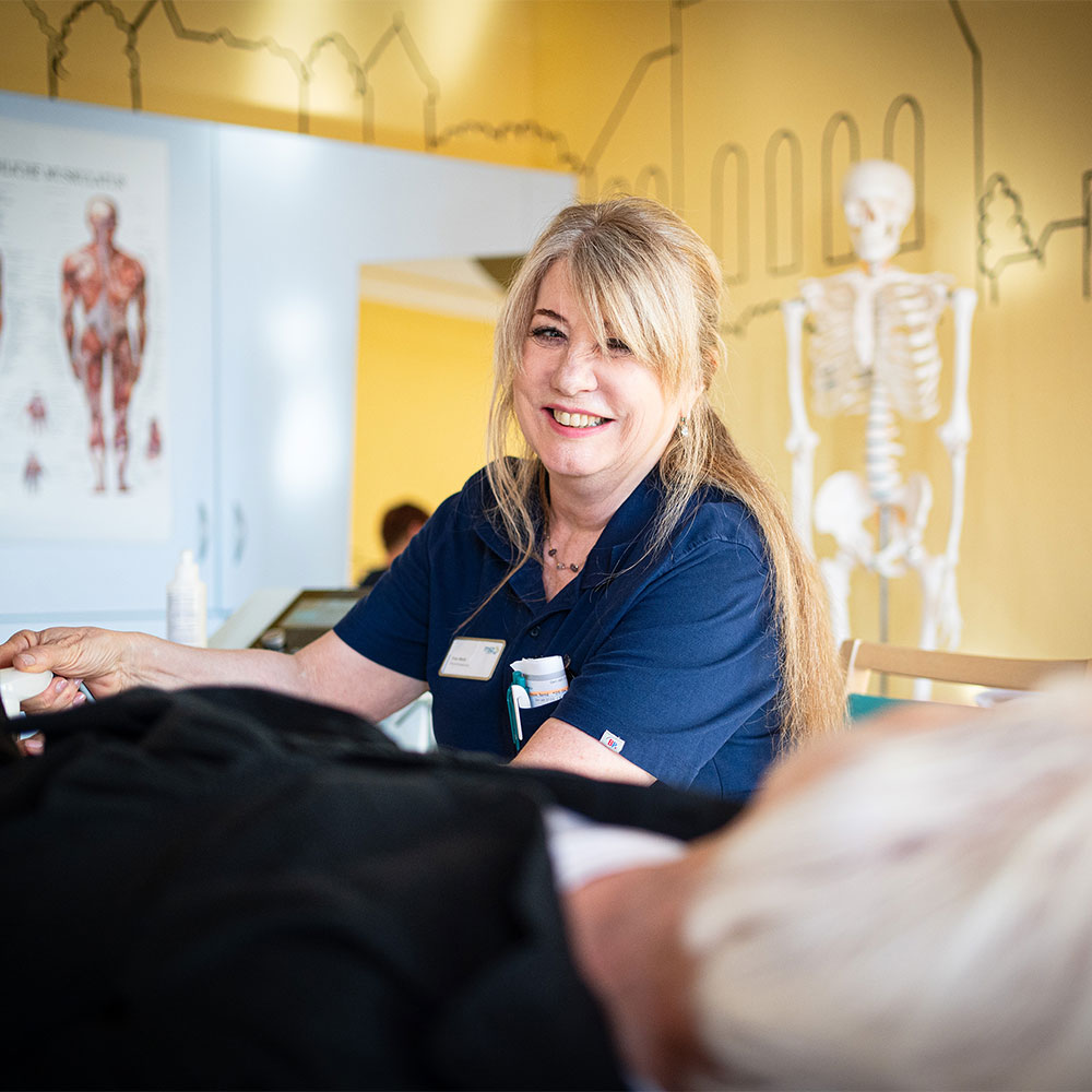 Blick in einen hellen Krankenhauskonsultationsraum