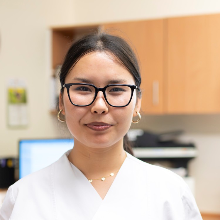 Eine Junge Frau sitzt an einem Computerbildschirm