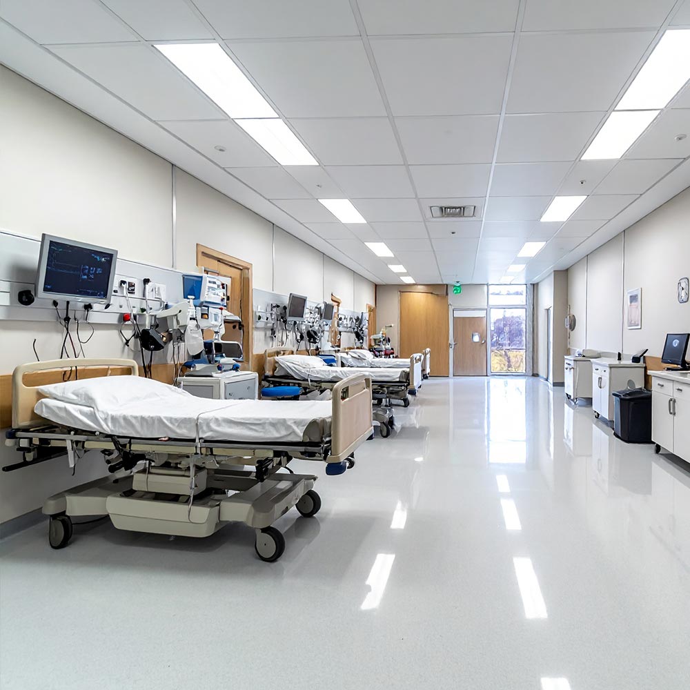 Blick in einen hellen Krankenhauskonsultationsraum