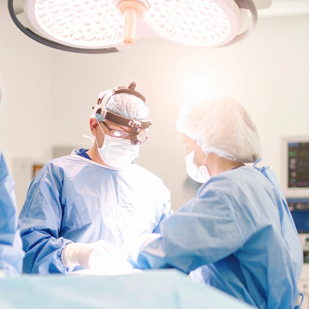 Blick in einen hellen Krankenhauskonsultationsraum