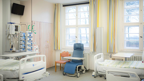 Komfortzimmer mit Ausstattung im Krankenhaus