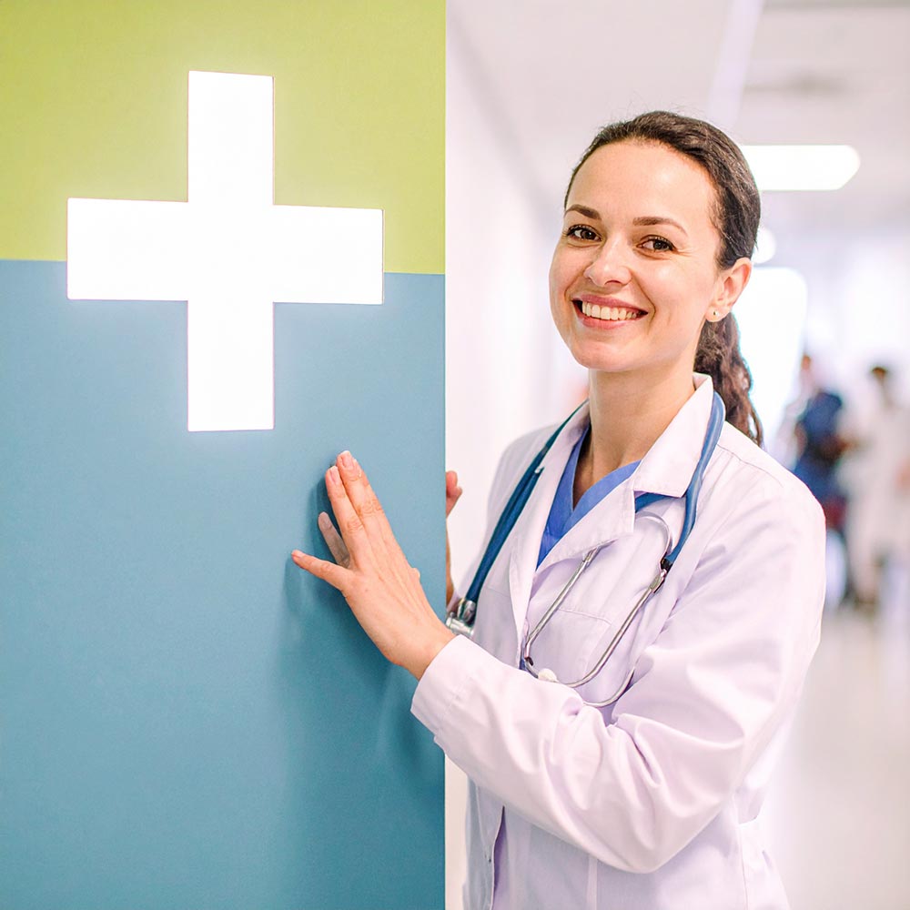 Blick in einen hellen Krankenhauskonsultationsraum